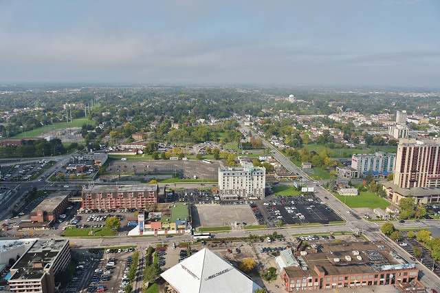 スカイロン・タワーの西側