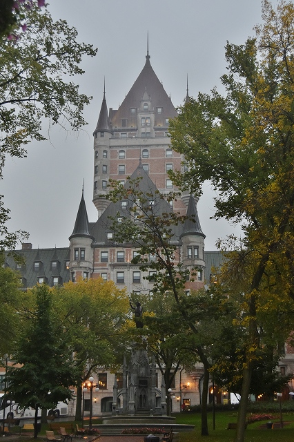 ダルム広場とフェアモント・ル・シャトー・フロントナック