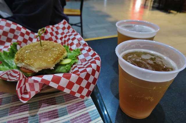 グレートカナディアンバーガーとビール