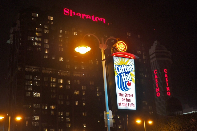 クリフトン・ヒル通りを示す看板