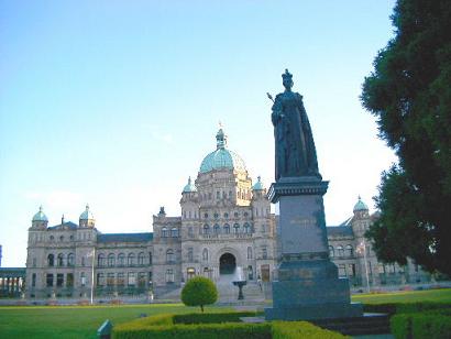 州議事堂とビクトリア女王の銅像
