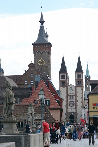 アルテ・マイン橋からの市庁舎の塔と聖キリアン大聖堂