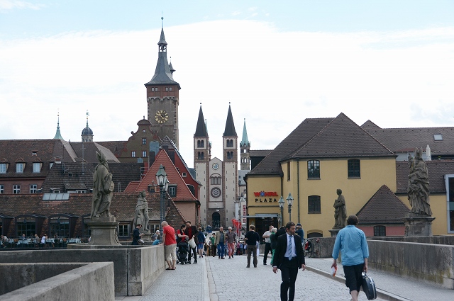 アルテ・マイン橋の正面には聖キリアン大聖堂