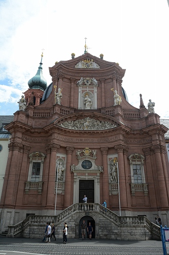 赤い砂岩のバロックのファサード