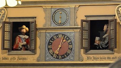 ミニチュア版のマイスタートルンクの仕掛け時計