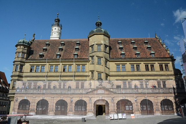 マルクト広場の西側に面する市庁舎の正面玄関側