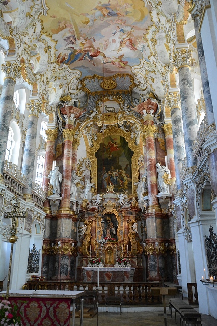 ヴィース教会　正面の中央祭壇と大理石模様の柱