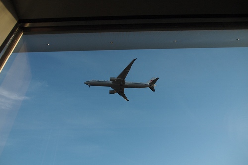 窓から飛行機が見えます