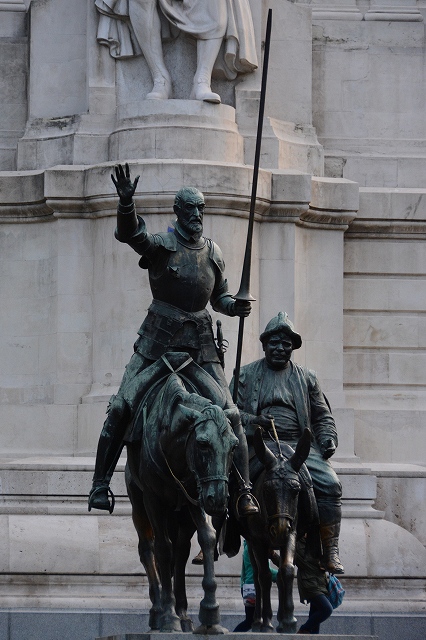 スペイン広場　ドン・キホーテと従者サンチョ・パンサの銅像