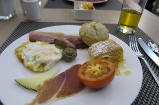 カタロニア・バルセロナ・プラザでの朝食