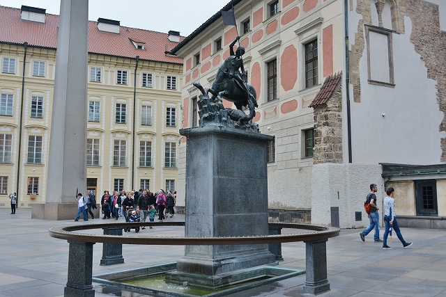 プラハ城　聖ゲオルギウスの噴水