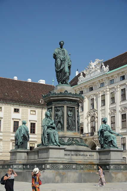 ホーフブルク王宮中庭のフランツ像
