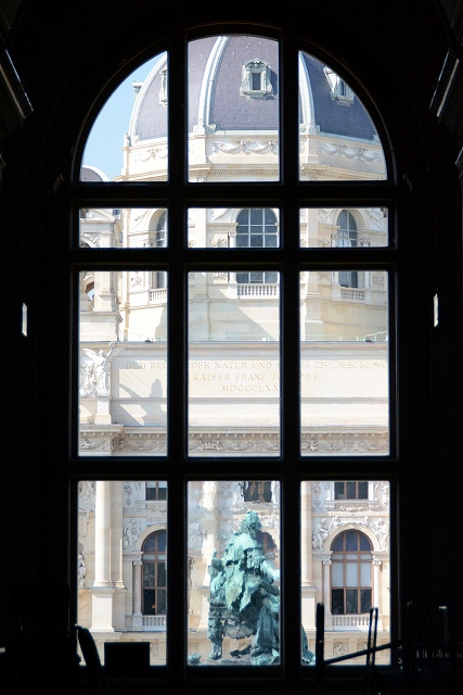 窓から見えたマリア・テレジア像と自然史博物館