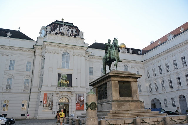 国立図書館(プルンクザール)　ヨーゼフ2世像