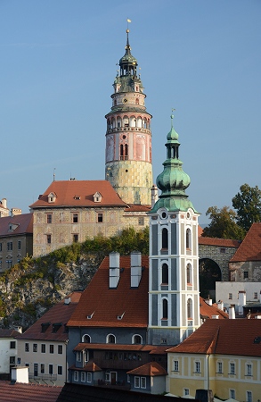 チェスキー・クルムロフ　展望台からの城の塔と聖ヨシュタ教会の塔