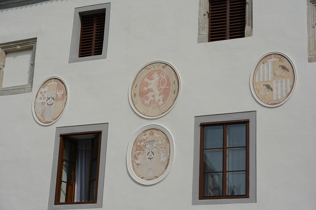 スヴォルノスティ広場　町役場の壁の紋章