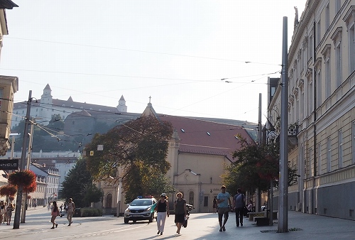 ブラチスラバの旧市街から見えるブラチスラバ城