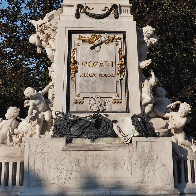 王宮庭園のモーツァルト像の台座