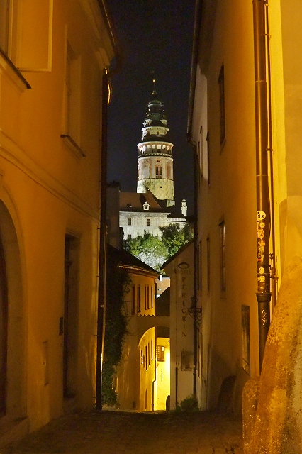 チェスキー・クルムロフ城の塔が見える通りの夜景