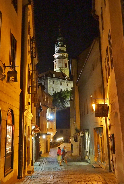 ラドニチュニー Radnični 通りから見たチェスキー・クルムロフ城の塔