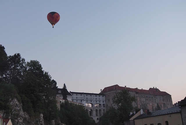 チェスキー・クルムロフ城と気球