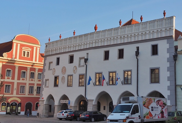 スヴォルノスティ広場　市庁舎