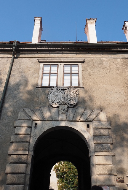 チェスキー・クルムロフ城　第二の中庭に続く門