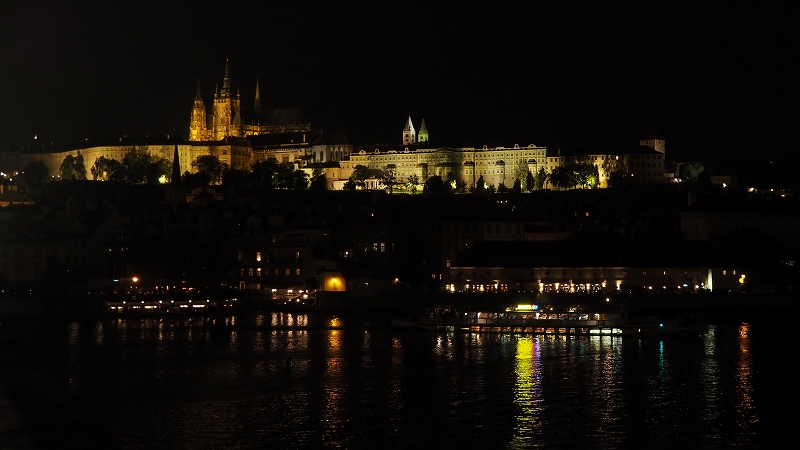 プラハ城とヴルタヴァ川の夜景