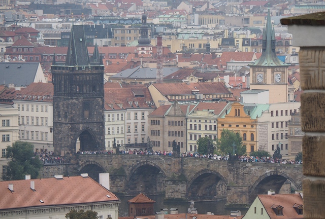プラハ城　テラスからのカレル橋