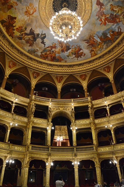 国立オペラ劇場　ホールのシャンデリア