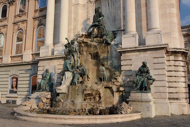 ブダ王宮　マーチャーシュ１世像の噴水