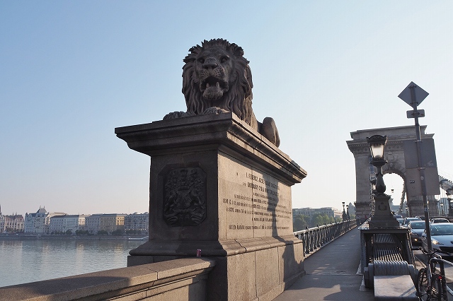 ブダペスト　くさり橋のライオン像
