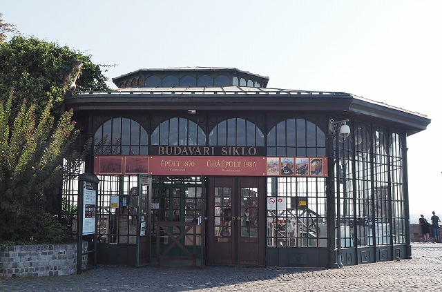 ブダペスト王宮へのケーブルカーのアールヌーボー様式の駅舎