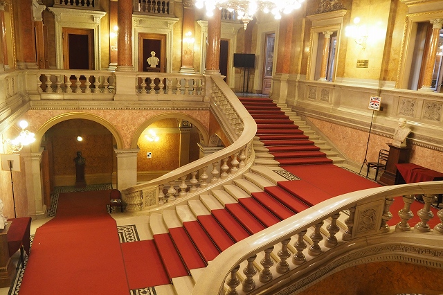 国立オペラ劇場　中央階段