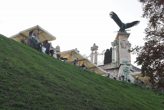 ブダ王宮からの道