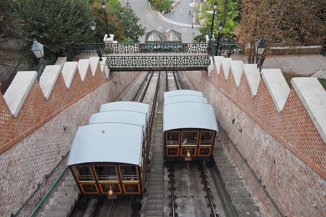 すれ違うブダペストのケーブルカー