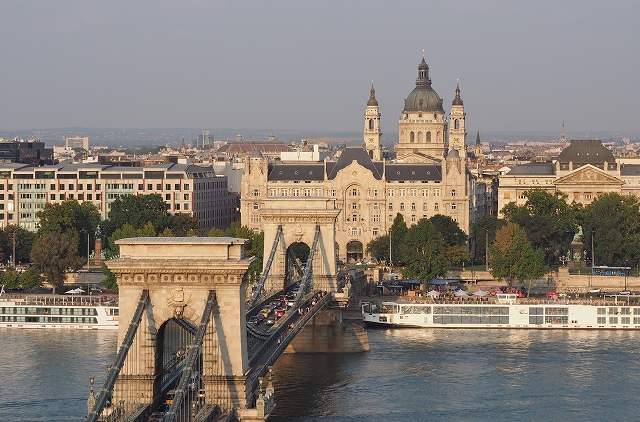 ブダペストのケーブルカーから眺めたくさり橋のアップ