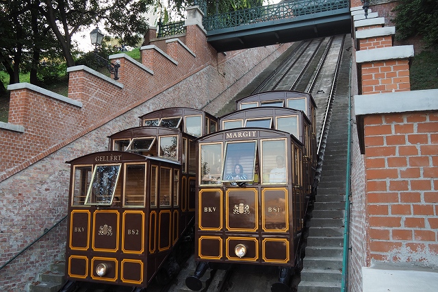 すれ違うブダペストのケーブルカー