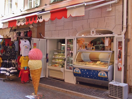 通りのアイスクリーム屋