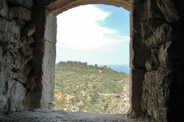 アーチトンネルの窓からの風景