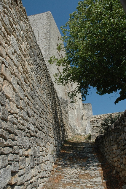 ラコスト城跡へ通じる通路