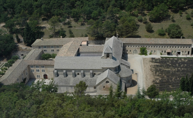 セナンク修道院の眺め２
