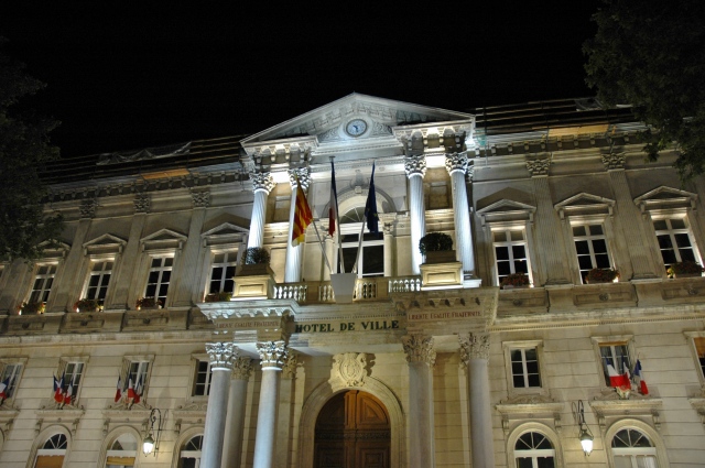 夜の市庁舎