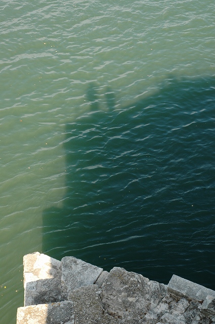 サン・ベネゼ橋突端と影