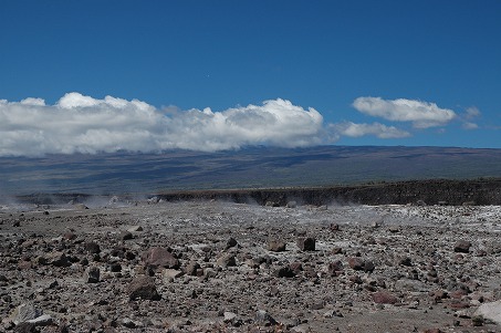 ハレマウマウ火口とマウナロア山