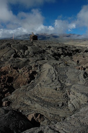 サドルロード付近の溶岩