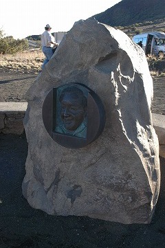 オニヅカ大佐の石碑