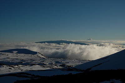 マウナケア山頂から見えたマウナ・ロア山