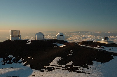 マウナケア山頂天文台群とハレアカラ火山