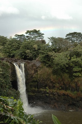 レインボー滝の虹